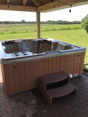 Banyera d'hidromassatge a l'aire lliure