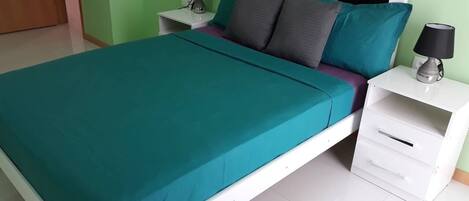 1 chambre, fer et planche à repasser