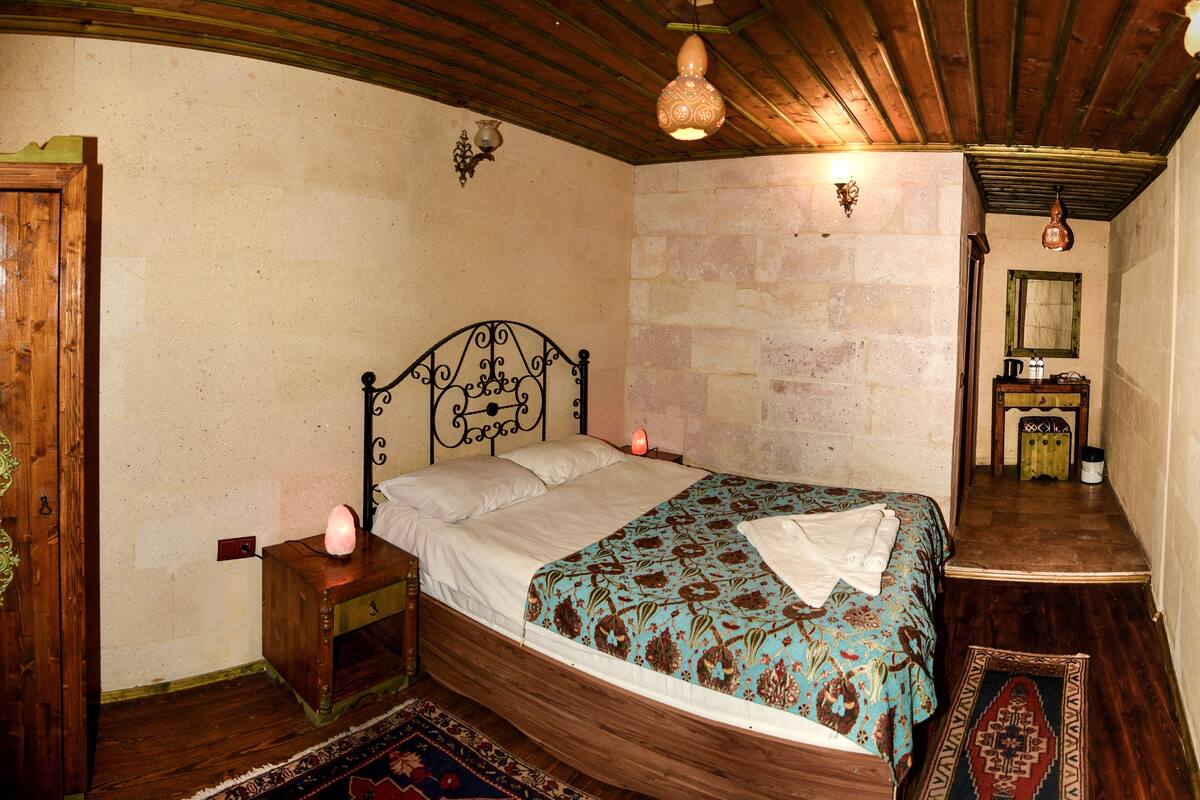 Standard Double Room | Desk, WiFi (free), bed sheets