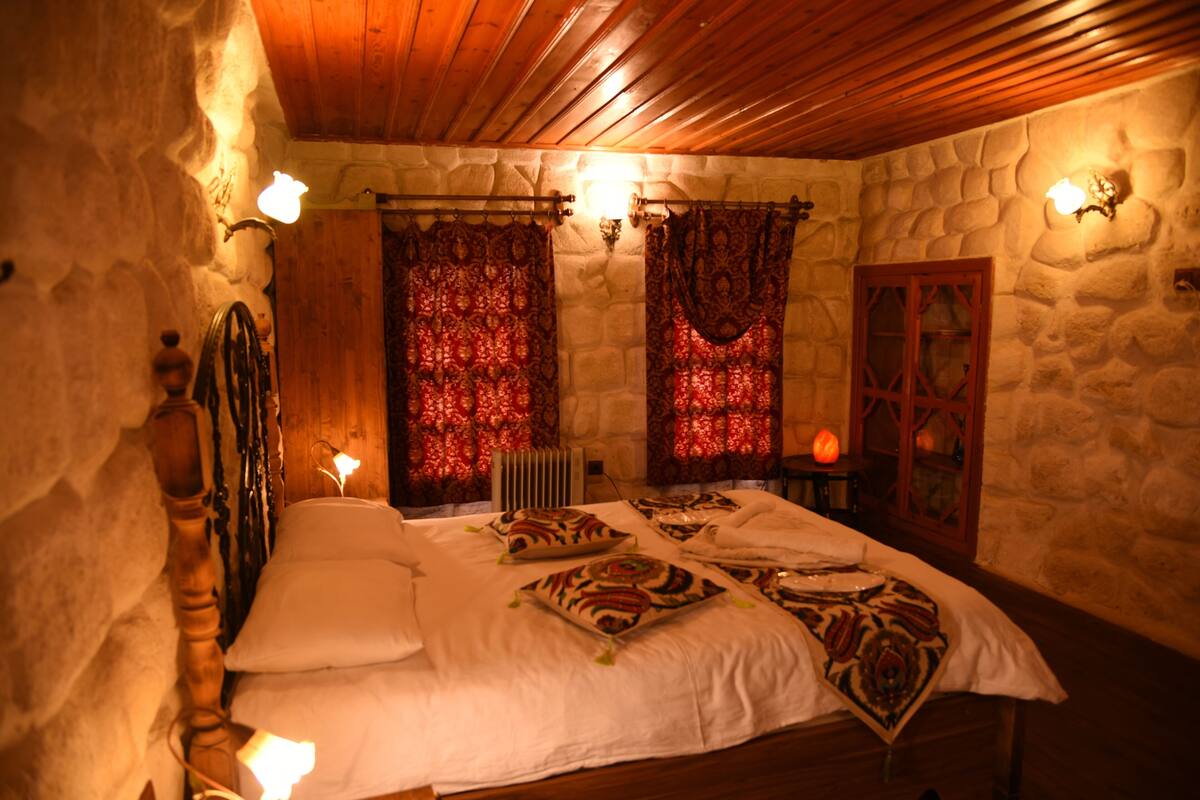 Suite, Jetted Tub | Desk, WiFi (free), bed sheets