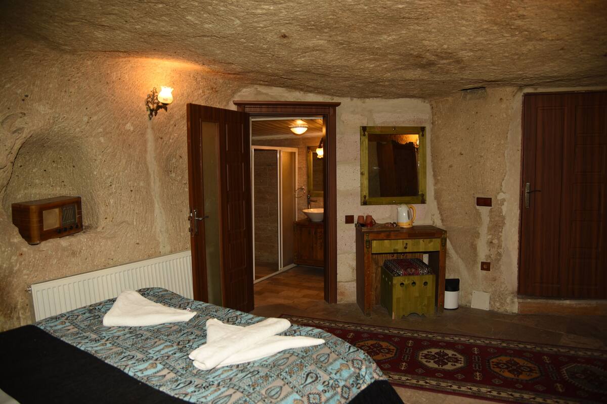 Triple Room (Cave) | Desk, WiFi (free), bed sheets