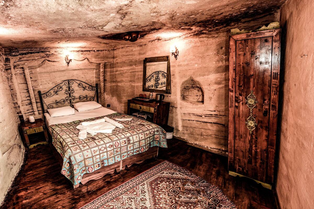 Double Room (Cave) | Desk, WiFi (free), bed sheets