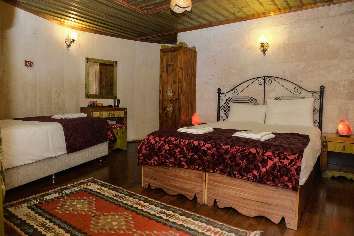Standard Triple Room | Desk, WiFi (free), bed sheets