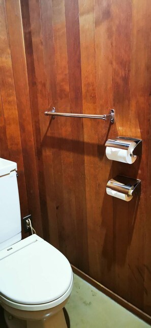 Bañera y ducha independientes, artículos de tocador gratuitos