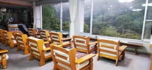 Lobby sitting area - Shiozawa Onsen Shichihokan (Takayama)