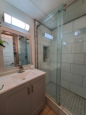 Haartrockner, Handtücher, Seife, Shampoo