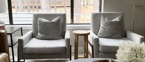 Smart TV, chimenea, tenis de mesa y estéreo