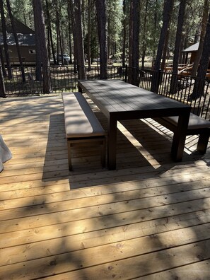 Outdoor dining - NEXT TO GLAZE MEADOW, CUTE, WITH MANY AMENITIES! (Sisters)
