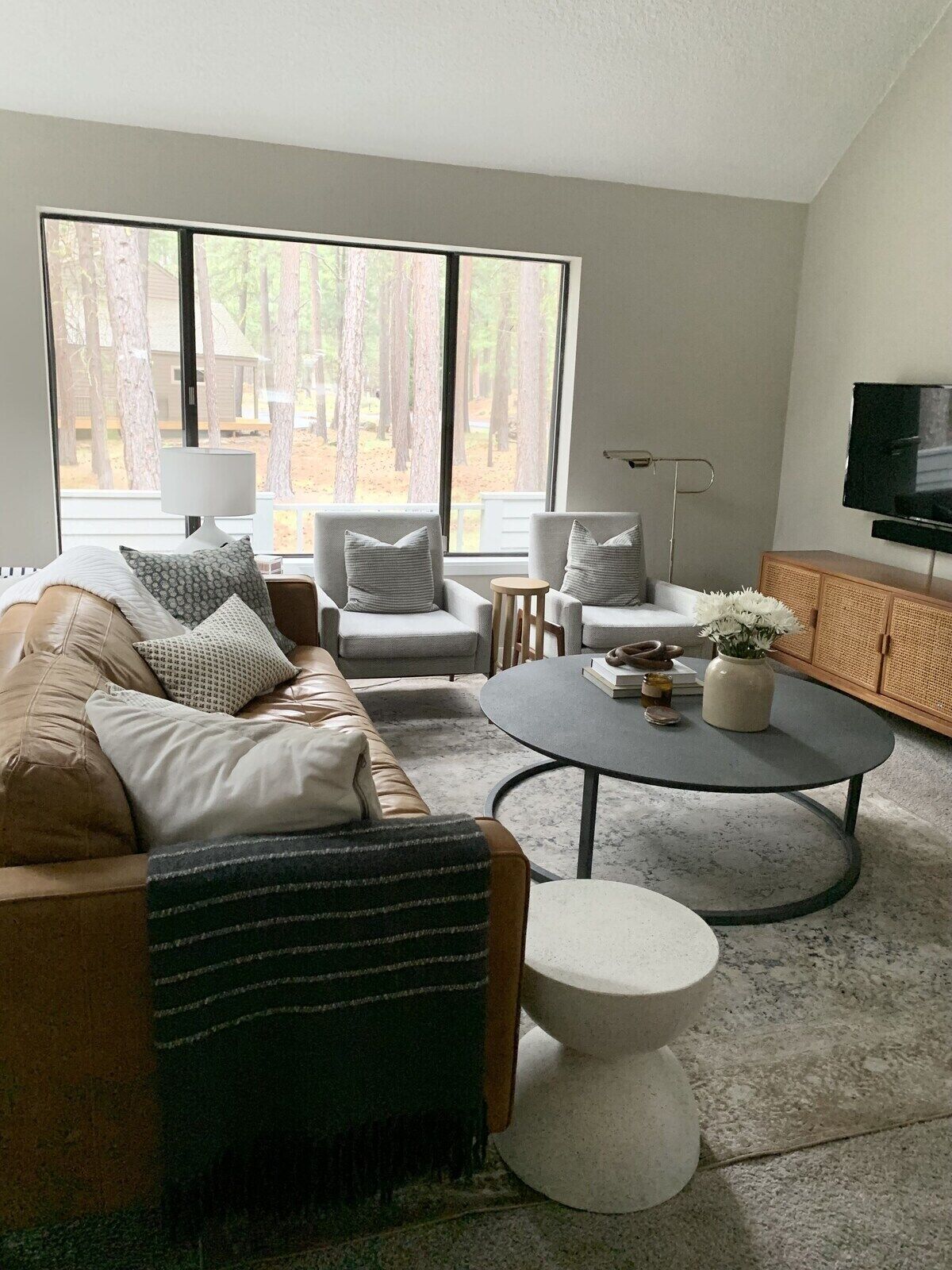 Älytelevisio, takka, pöytätennispöytä, stereot