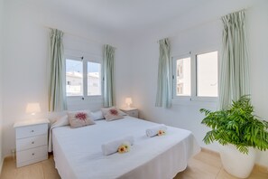 3 bedrooms, iron/ironing board, free WiFi, bed sheets