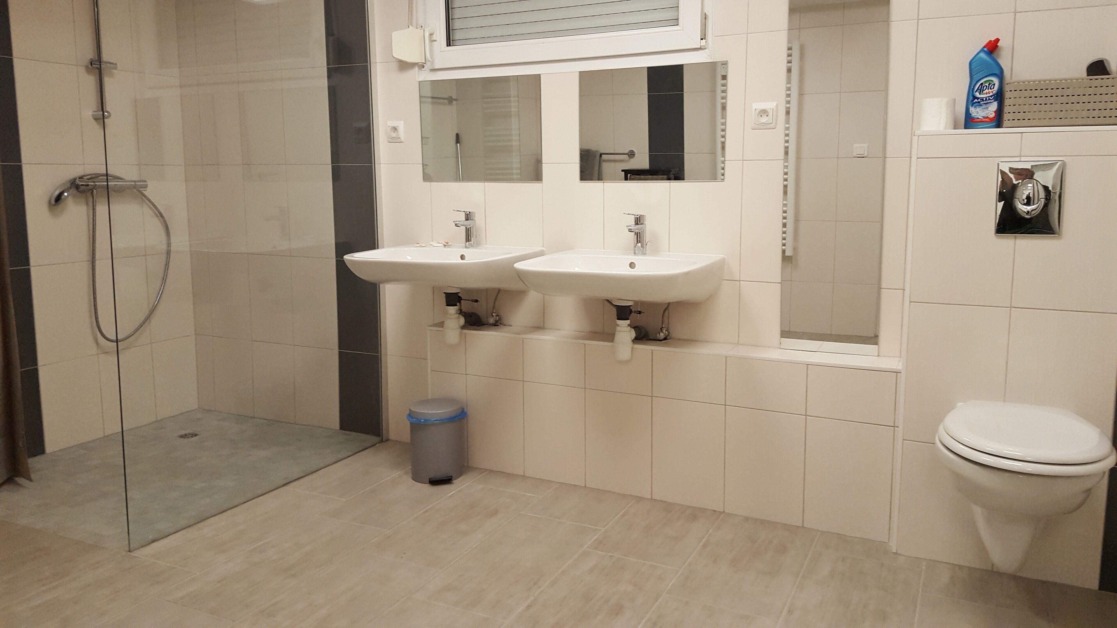 Dusj, hårføner, håndklær og såpe