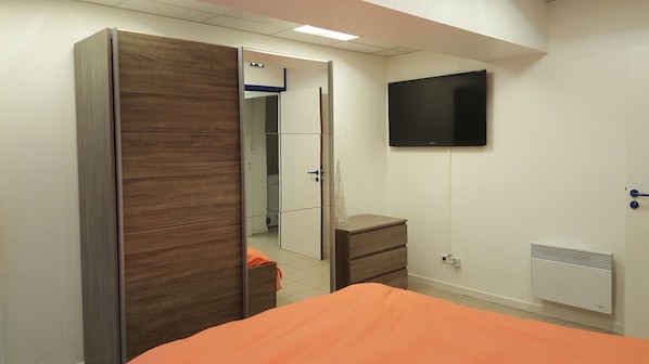 3 bedrooms, iron/ironing board, free WiFi, bed sheets