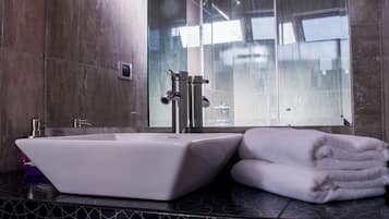 Ducha, secador de pelo, toallas y jabón