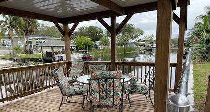 Bord de l'eau, piscine creusée, quai couvert pour bateaux, maison 3/2 clÎturée