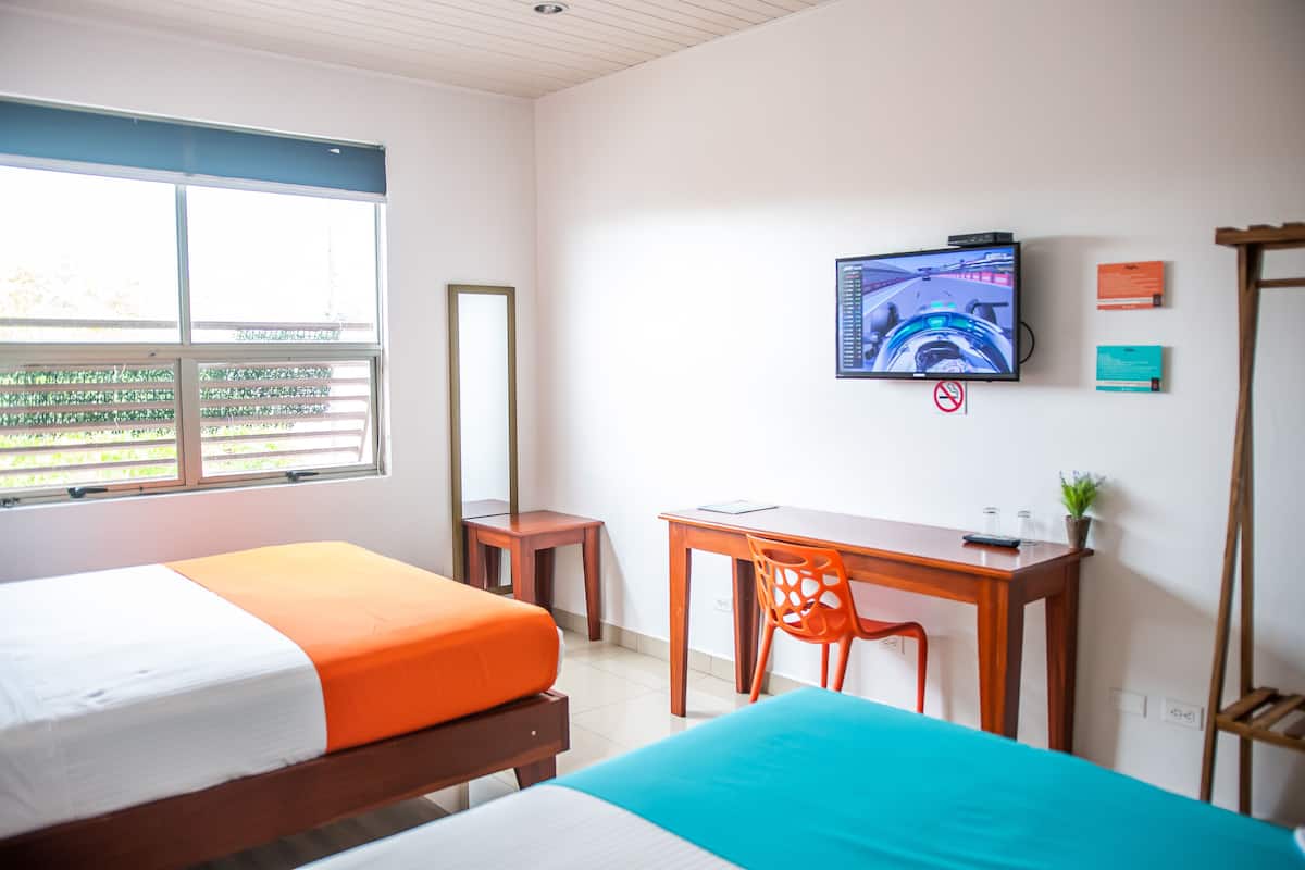 Family Quadruple Room | Gebar bulu kapas, meja, ruang kerja komputer riba
