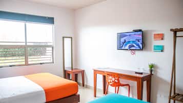 Quarto quádruplo família | Edredons de pluma, escrivaninha, espaço de trabalho para notebook