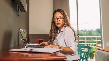 Cubrecamas, escritorio y espacio para trabajar con laptop 