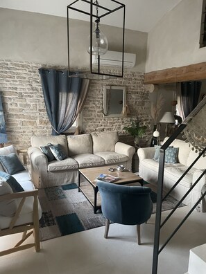 TV, caminetto, videogiochi, tavolo da ping pong