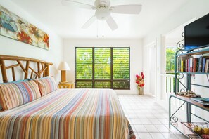 1 bedroom, iron/ironing board, free WiFi, bed sheets - Kona coast studio, Aug low rate Walk to Magics & Kahalu'u free HS-WIFI, Parking, (Kailua Kona)