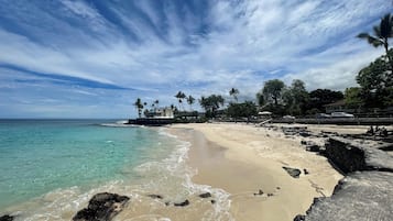 En la playa, camastros y toallas de playa