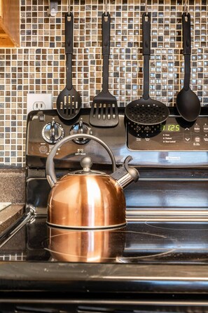 冷蔵庫、電子レンジ、オーブン、コンロ