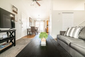 テレビ、DVD プレーヤー