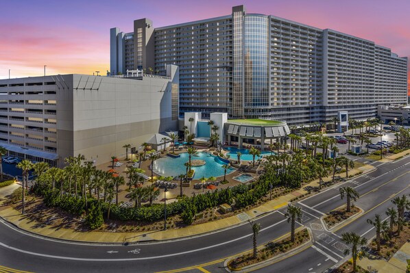 Lämmitetty uima-allas