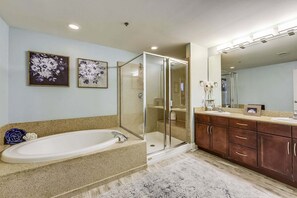 Combined shower/tub, towels, shampoo, toilet paper