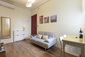 TV, DVD player - Apartment Downtown Madrid Chueca-Malasaña- 1 ROOM 4 PAX (Madrid)