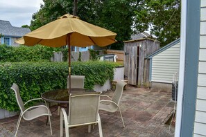 Outdoor dining - Adorable Cape cottage just 3/10 miles to Glendon Road beach in Dennisport (Dennis Port)