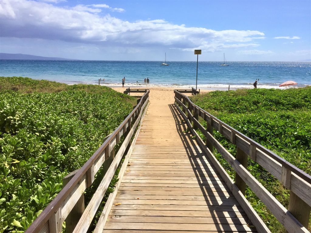 Playa en los alrededores, camastros y toallas de playa 