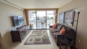 Smart TV, libros, videoteca y impresora 