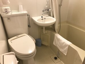 Hair dryer, slippers, towels - Miyazaki 5c's Hotel (Miyazaki)