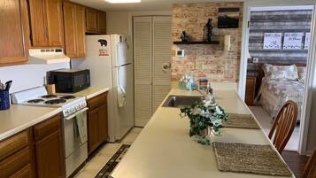 雪櫃、微波爐、焗爐、爐具