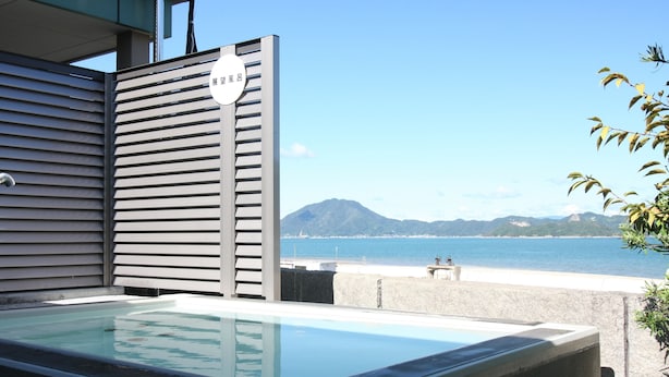 Un jacuzzi con vistas al mar y a las montañas.