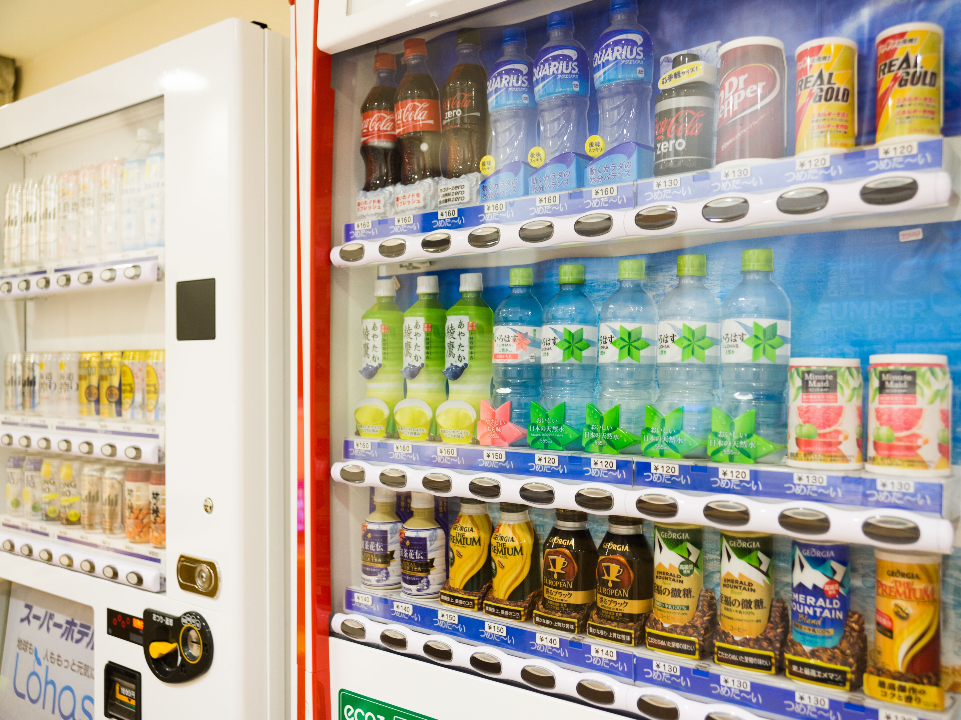 Un distributeur automatique rempli de diverses boissons et de collations.