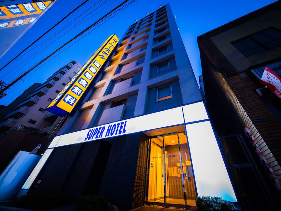 Overnatningsstedets facade – aften/nat