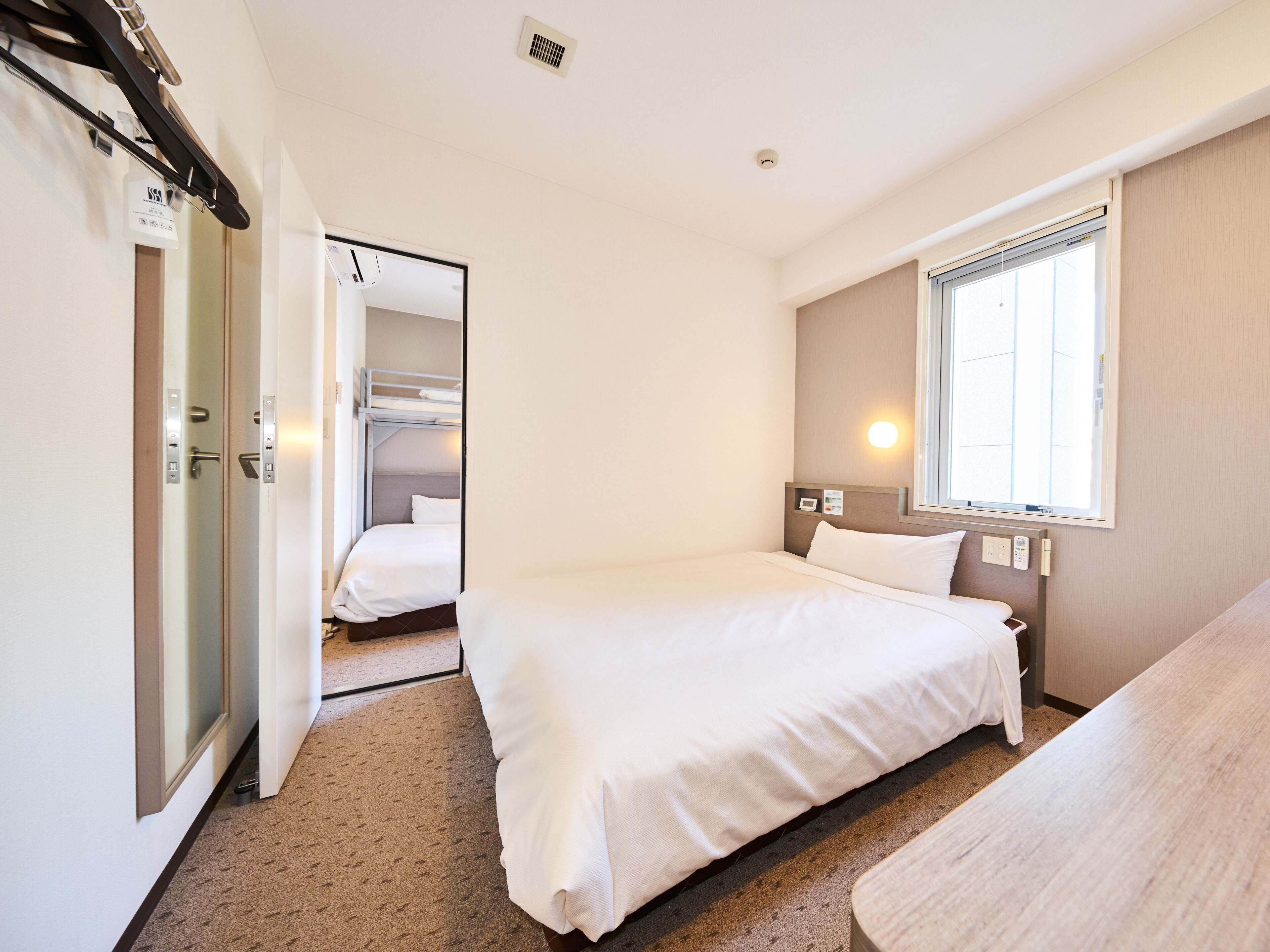 デスク、ノートパソコン用作業スペース、遮光カーテン、防音設備