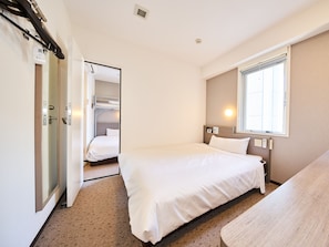 Desk, laptop workspace, blackout drapes, soundproofing - Super Hotel Tokyo Nihonbashi Mitsukoshimae (Tokyo)