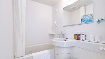 Duschwanne, kostenlose Toilettenartikel, Haartrockner, Hausschuhe