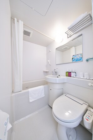 Combined shower/bathtub, free toiletries, hair dryer, slippers - Super Hotel Tokyo Nihonbashi Mitsukoshimae (Tokyo)