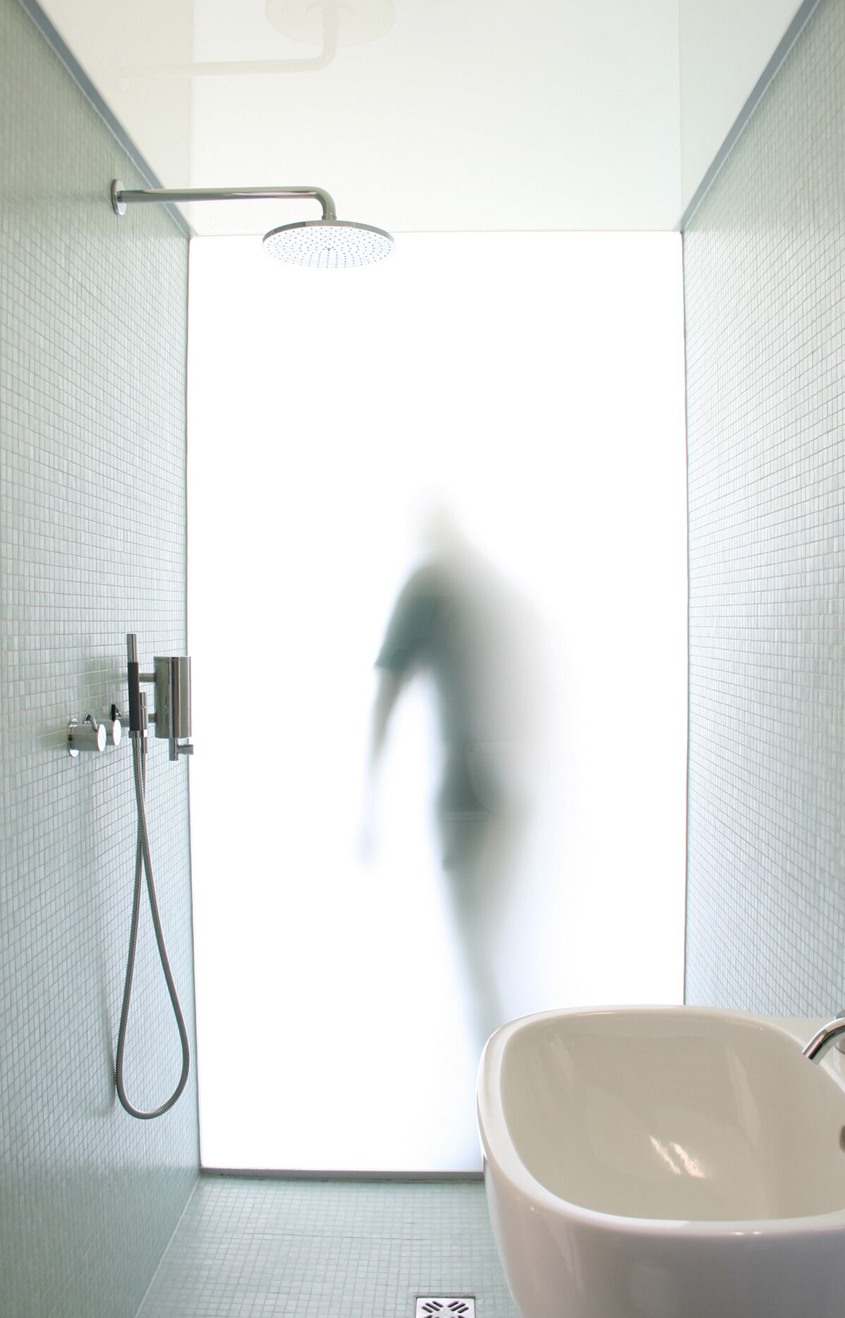 Douche, sèche-cheveux, serviettes fournies, savon