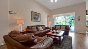 Een televisie, videogames, een dvd-speler en tafelvoetbal