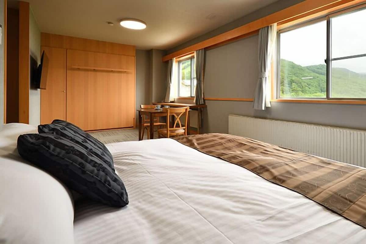 Deluxe kamer | Donzen dekbedden, een bureau, een laptopwerkplek, gratis wifi