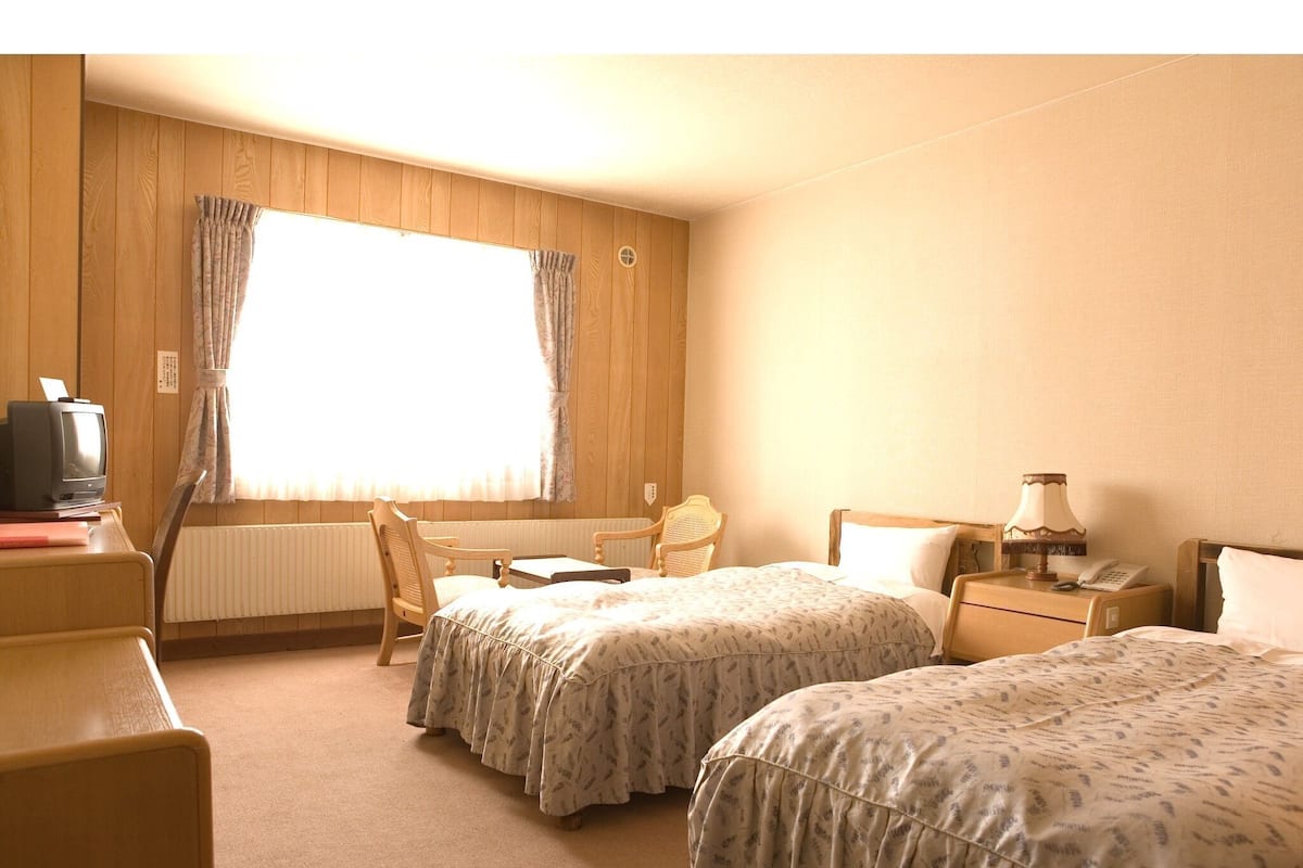 Twin kamer, privébadkamer (Western Style) | Donzen dekbedden, een bureau, een laptopwerkplek, gratis wifi