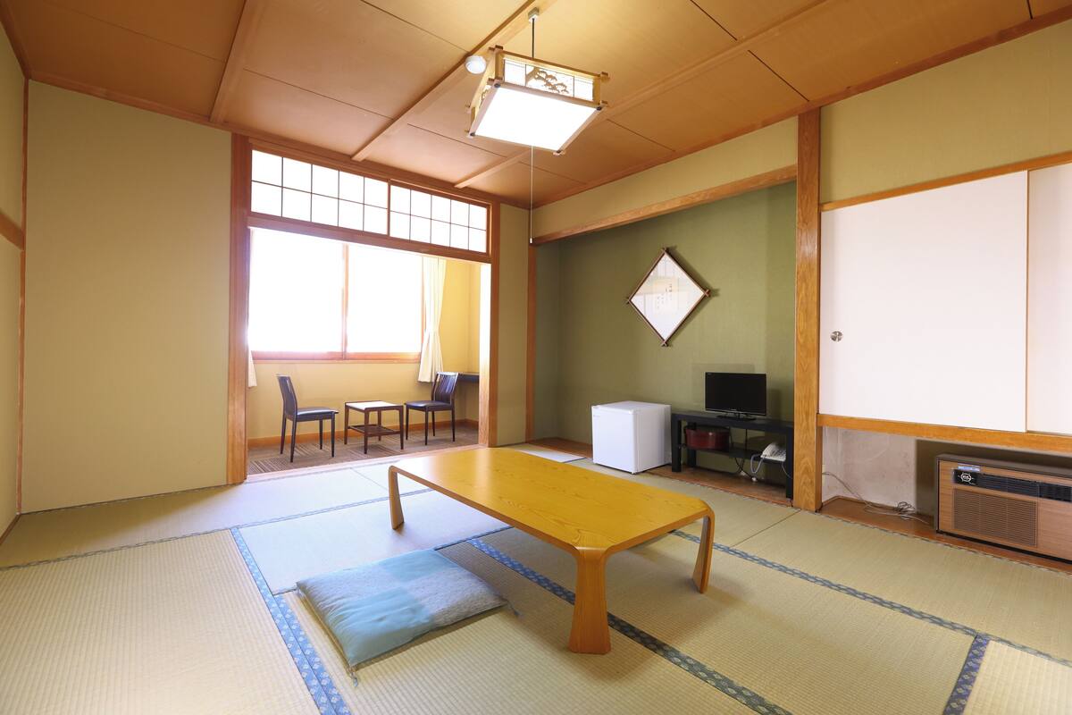 ファミリー向け 和室 トイレ付 | 羽毛の掛け布団、デスク、ノートパソコン用作業スペース、WiFi (無料)