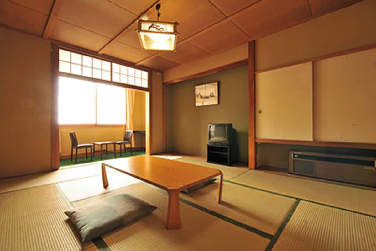 Traditionele kamer (Japanese Style for Family, Toilet) | Donzen dekbedden, een bureau, een laptopwerkplek, gratis wifi