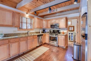Fridge, microwave, oven, stovetop - Tranquil Trails Cabin (Tahoma)