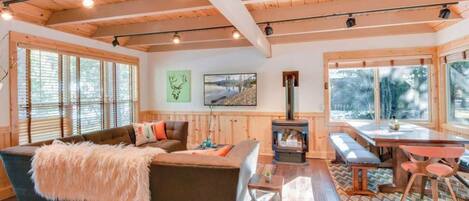 スマートテレビ、暖炉、書庫、書斎 / ワークスペース