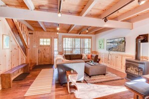 Smart TV, fireplace, books, offices